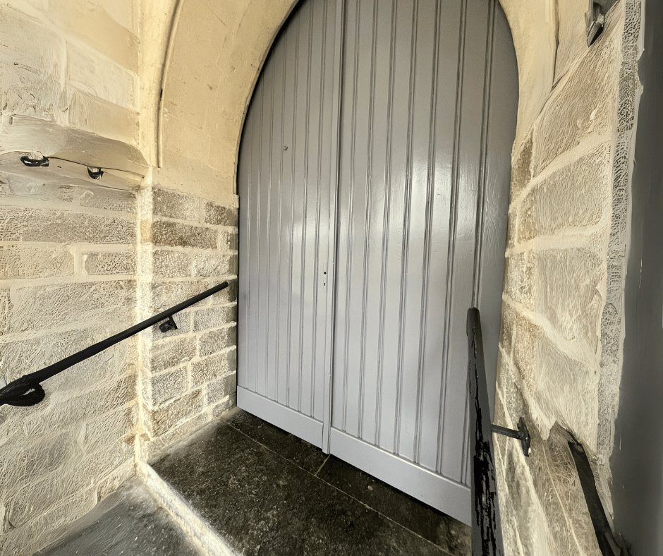 Peinture des portes de l'église