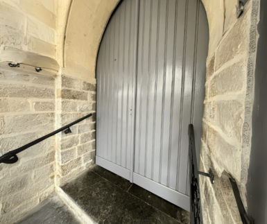 Peinture des portes de l'église