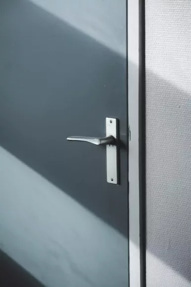 Ne laissez pas entrer d’inconnus chez vous !