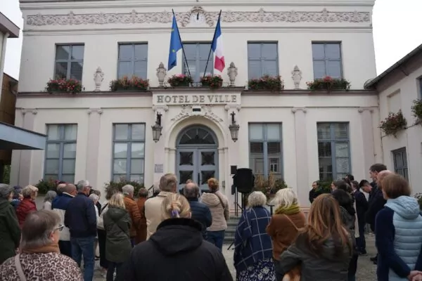 Rassemblement de solidarité devant la Mairie